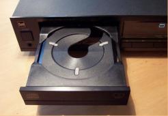 Die ausgefahrende CD-Lade des 5150 RC